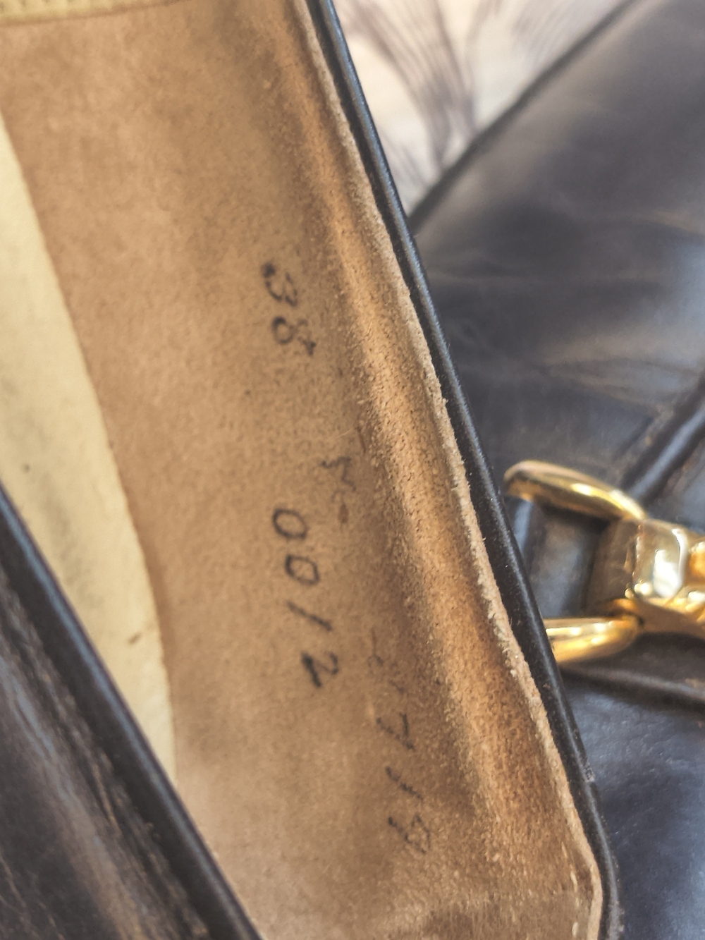 Vintage Gucci Navy Leather Women's Loafers with Gold Chain Trim - Picture 8 of 9